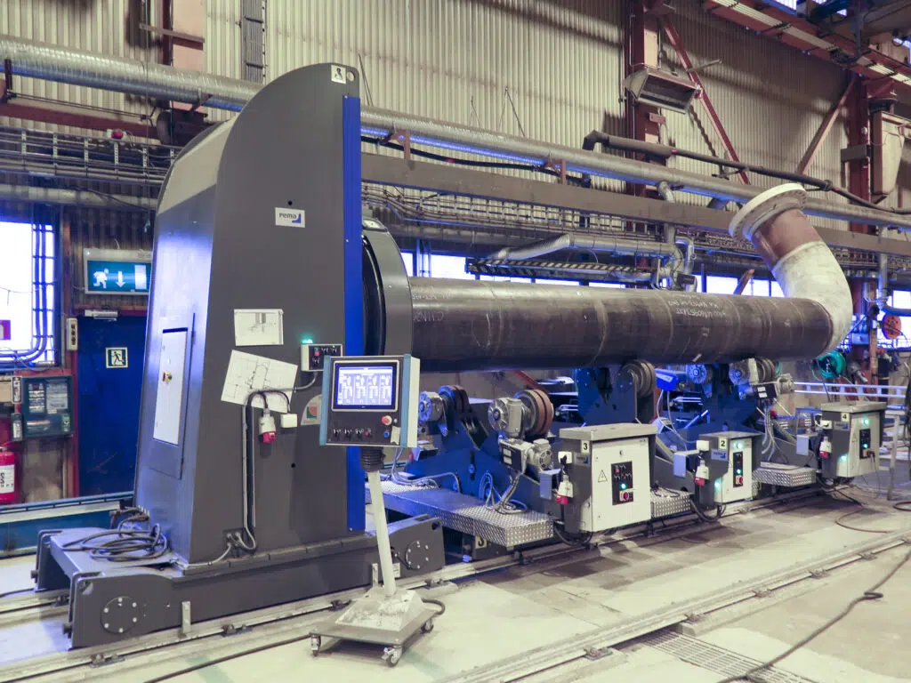 Synced material handling positioner and roller beds from Pemamek to streamline valve and elbow manufacturing.