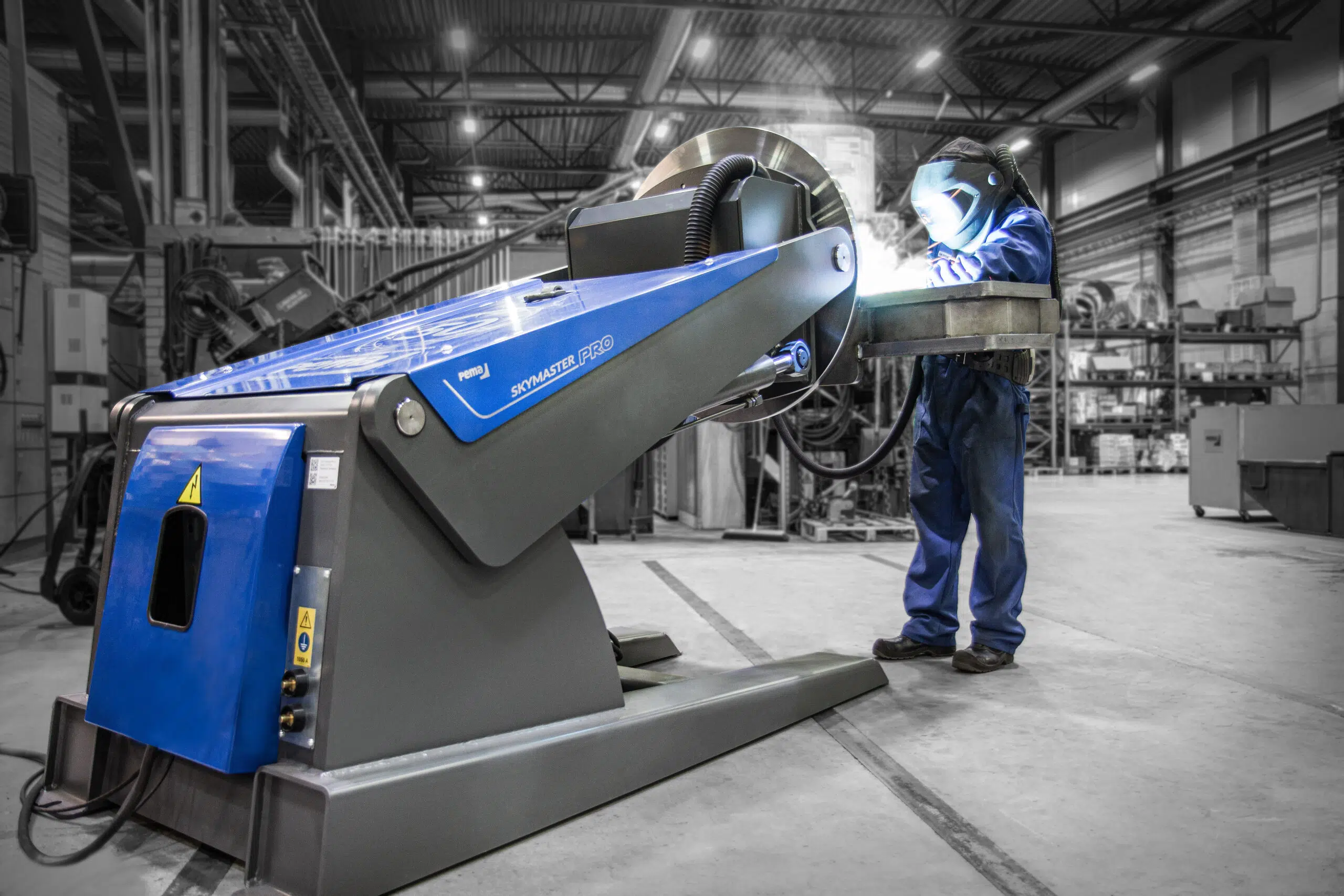APSi welding positioners are designed to handle heavy workpieces, they’re suitable for industrial applications where weight capacity is crucial. The series includes models that offer both horizontal rotation (similar to a turntable) and multi-axis capabilities for more complex positioning.
