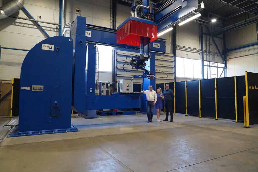 PEMA robotic welding station for customer Harry Metall in Estonia. Picture of the machine and the team.