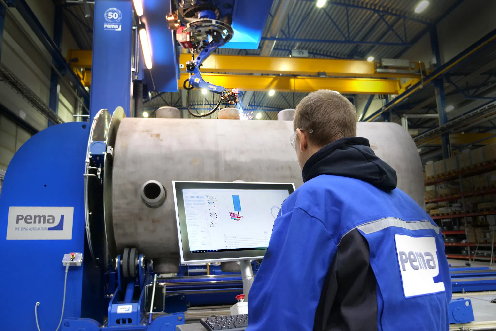 PEMA Robot welding, WeldControl 300 SCAN used by an operator in the picture