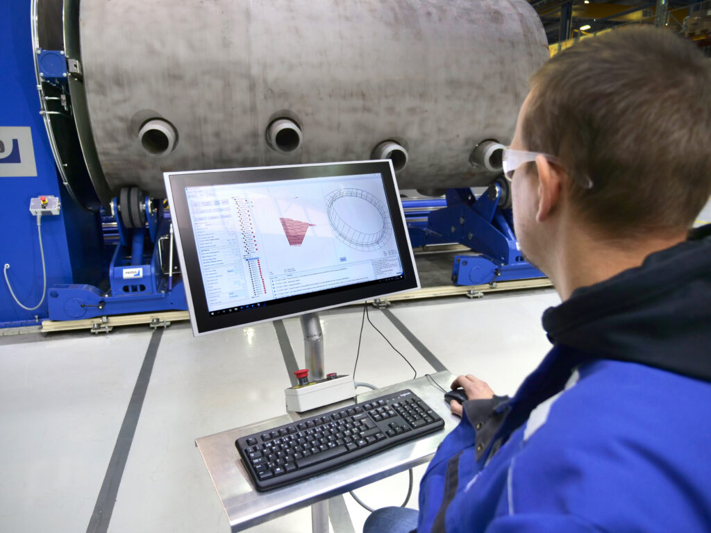 PEMA Robot welding, WeldControl 300 SCAN used by an operator in the picture